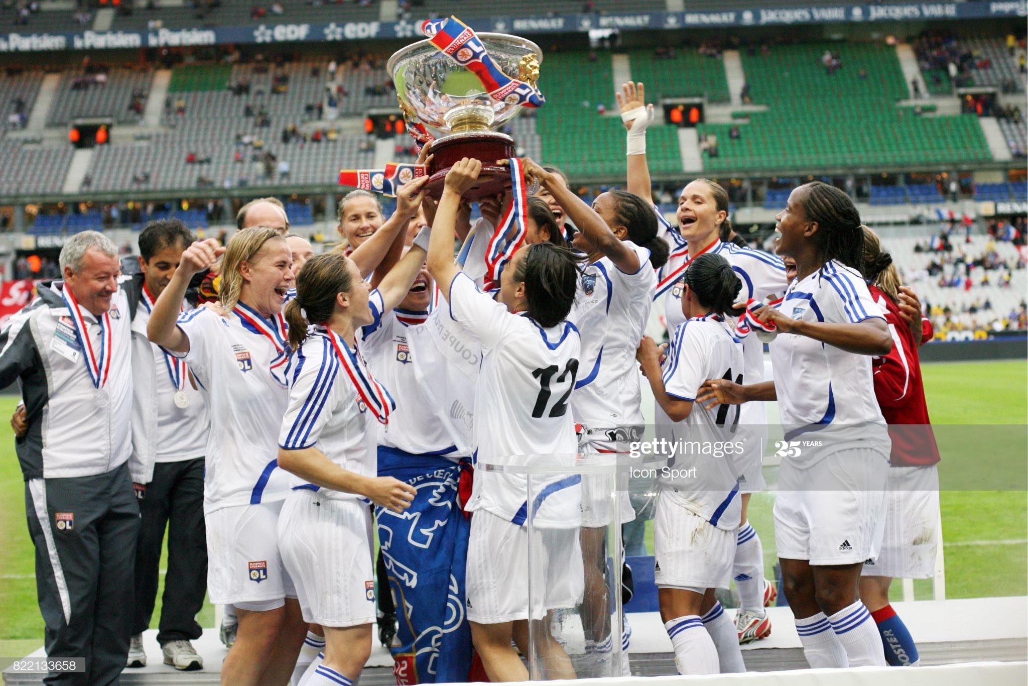 Les Lyonnaises brandissant la coupe du Challenge de France en 2008